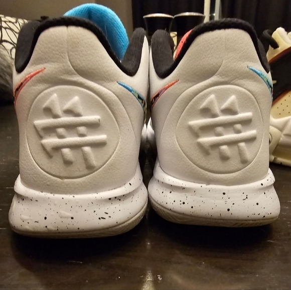 NIKE KYRIE - Picture 3 of 6